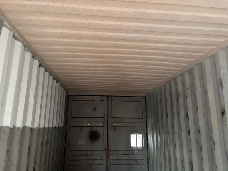 Opslagruimte in een container van 40 voet met schuifdeur